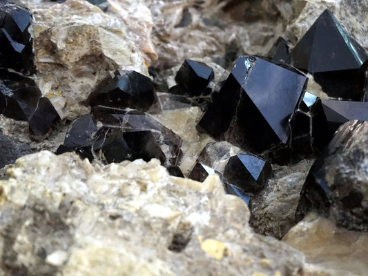 Obsidian Meaning, Healing Properties & Uses